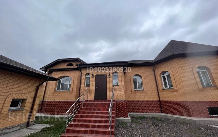 Отдельный дом · 9 комнат · 420 м² · 10 сот., мкр Городской Аэропорт 17 за 180 млн 〒 в Караганде, Казыбек би р-н — фото 2