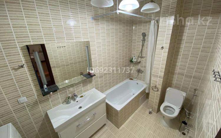 2-бөлмелі пәтер, 85 м², 13/19 қабат ай сайын, Иманбаева 11, бағасы: 240 000 〒 в Астане, р-н Байконур — фото 2