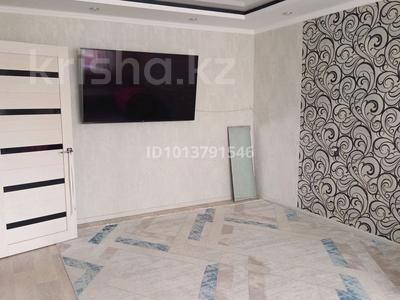 2-бөлмелі пәтер · 52 м² · 4/9 қабат, Курмангазы 108 — 7 школа, бағасы: 18 млн ₸ в Уральске, мкр Школьник