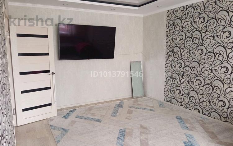 2-бөлмелі пәтер · 52 м² · 4/9 қабат, Курмангазы 108 — 7 школа, бағасы: 18 млн ₸ в Уральске, мкр Школьник — фото 2