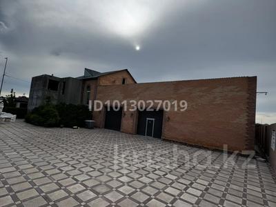 Отдельный дом · 6 комнат · 700 м² · 12 сот., МухамеджанаСералина 66 за 77 млн ₸ в Атырау, мкр Химпоселок