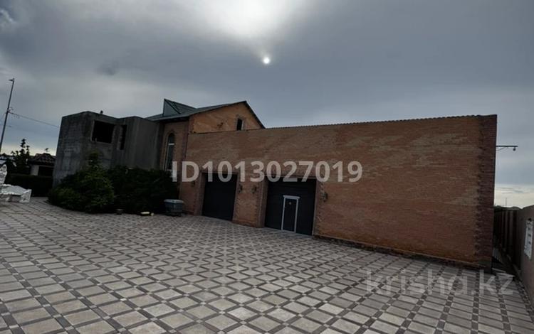 Отдельный дом · 6 комнат · 700 м² · 12 сот., МухамеджанаСералина 66 за 77 млн ₸ в Атырау, мкр Химпоселок — фото 68