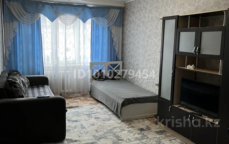 1-комнатная квартира · 38 м² · 1/5 этаж, Район Дворца спорта, Ивушка, Центральный рынок за 9 000 〒 в Усть-Каменогорске — фото 2