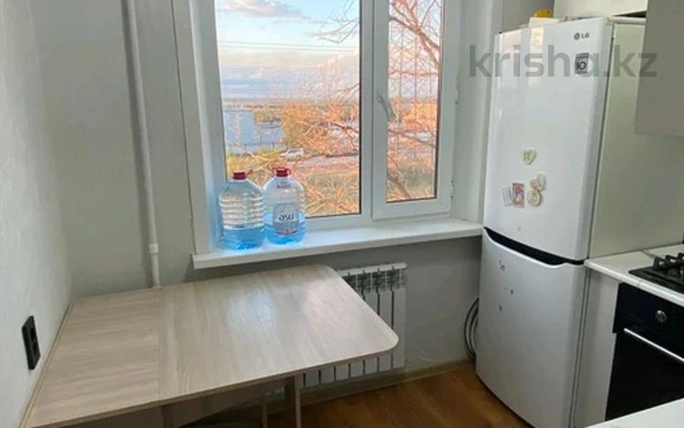 3-комнатная квартира · 63 м² · 2/5 этаж, Майкудук, Майкудук, 15й микрорайон за 11 млн ₸ в Караганде, Алихана Бокейханова р-н — фото 2