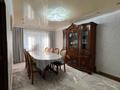 3-комнатная квартира · 70 м² · 4/5 этаж, мкр Юго-Восток, Язева 17 — Продается 3-комнатная квартира в Юго-Востоке, Караганда Просторная и уютная 3-комнатная квартира площадью 70 кв. м на 4 этаже 5-этажного дома. Отличный вариант для семьи — квартира полностью готова к проживанию и не требует дополнительных вложений. Выполнен новый качественный ремонт. Светлые комнаты, удобная планировка, чистый подъезд и спокойный двор. ️ Практически вся мебель остается новым владельцам. Забираем только холодильник, морозильник и телевизор. Остальная мебель остается, включая качественный диван, приобретенный за 400 000 тенге. Во всей квартире установлены новые современные люстры. Преимущества: Площадь — 70 кв. м 4 этаж из 5 Новый ремонт Большая часть мебели остается Новые люстры Развитая инфраструктура: рядом школы, детские сады, магазины, аптеки и остановки Цена: 30 000 000 тенге Звоните и записывайтесь на просмотр. Квартира продается в связи с переездом. Реальному покупателю — разумный торг при осмотре. за 25.5 млн ₸ в Казыбек би р-н