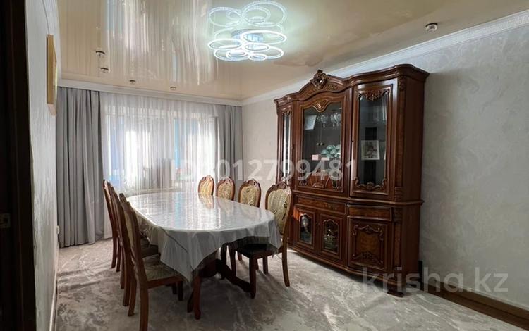 3-комнатная квартира · 70 м² · 4/5 этаж, мкр Юго-Восток, Язева 17 — Продается 3-комнатная квартира в Юго-Востоке, Караганда Просторная и уютная 3-комнатная квартира площадью 70 кв. м на 4 этаже 5-этажного дома. Отличный вариант для семьи — квартира полностью готова к проживанию и не требует дополнительных вложений. Выполнен новый качественный ремонт. Светлые комнаты, удобная планировка, чистый подъезд и спокойный двор. ️ Практически вся мебель остается новым владельцам. Забираем только холодильник, морозильник и телевизор. Остальная мебель остается, включая качественный диван, приобретенный за 400 000 тенге. Во всей квартире установлены новые современные люстры. Преимущества: Площадь — 70 кв. м 4 этаж из 5 Новый ремонт Большая часть мебели остается Новые люстры Развитая инфраструктура: рядом школы, детские сады, магазины, аптеки и остановки Цена: 30 000 000 тенге Звоните и записывайтесь на просмотр. Квартира продается в связи с переездом. Реальному покупателю — разумный торг при осмотре. за 25.5 млн ₸ в Казыбек би р-н — фото 12