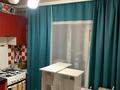 3-комнатная квартира · 70 м² · 4/5 этаж, мкр Юго-Восток, Язева 17 — Продается 3-комнатная квартира в Юго-Востоке, Караганда Просторная и уютная 3-комнатная квартира площадью 70 кв. м на 4 этаже 5-этажного дома. Отличный вариант для семьи — квартира полностью готова к проживанию и не требует дополнительных вложений. Выполнен новый качественный ремонт. Светлые комнаты, удобная планировка, чистый подъезд и спокойный двор. ️ Практически вся мебель остается новым владельцам. Забираем только холодильник, морозильник и телевизор. Остальная мебель остается, включая качественный диван, приобретенный за 400 000 тенге. Во всей квартире установлены новые современные люстры. Преимущества: Площадь — 70 кв. м 4 этаж из 5 Новый ремонт Большая часть мебели остается Новые люстры Развитая инфраструктура: рядом школы, детские сады, магазины, аптеки и остановки Цена: 30 000 000 тенге Звоните и записывайтесь на просмотр. Квартира продается в связи с переездом. Реальному покупателю — разумный торг при осмотре. за 25 млн ₸ в Казыбек би р-н — фото 7