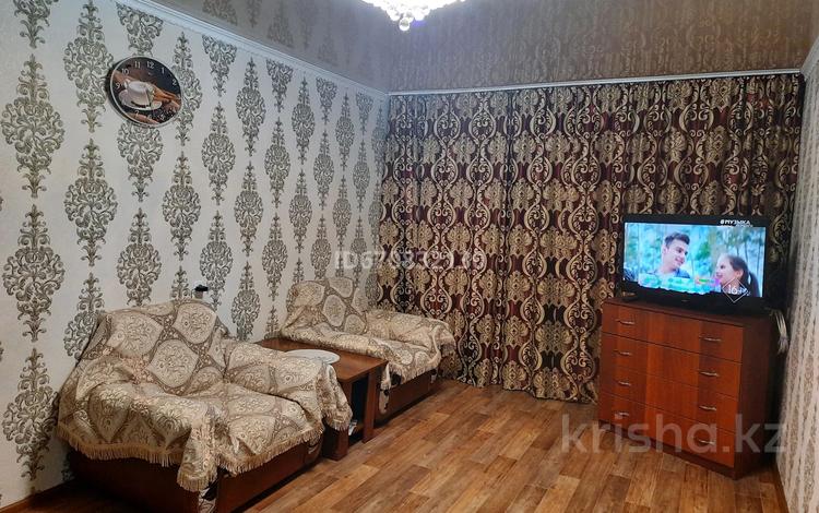 1-комнатная квартира, 40 м², 3/5 этаж посуточно, проспект Металлургов 7 за 6 000 〒 в Темиртау — фото 2
