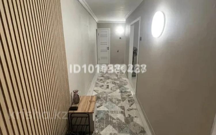 3-комнатная квартира · 64 м² · 8/9 этаж, мкр Юго-Восток, Карбышева 5 за 250 000 〒 в Караганде, Казыбек би р-н — фото 2