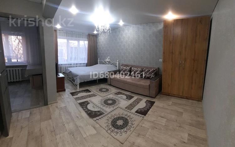 1-бөлмелі пәтер · 42 м² · 2/5 қабат, Назарбаева 38 — Район Колоса, бағасы: 12 000 ₸ в Усть-Каменогорске, Ульбинский — фото 2