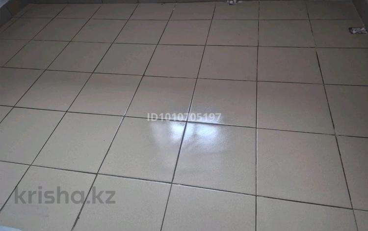 2-бөлмелі пәтер · 75.4 м² · 4/5 қабат, мкр Строитель, Циолковского 1к3, бағасы: 33 млн ₸ в Уральске — фото 7