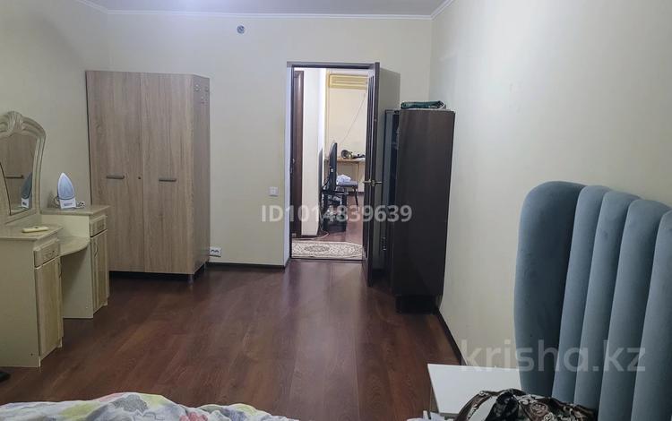 3-комнатная квартира · 60 м² · 3/5 этаж, мкр Центральный, Махамбета 125 за 230 000 ₸ в Атырау — фото 2