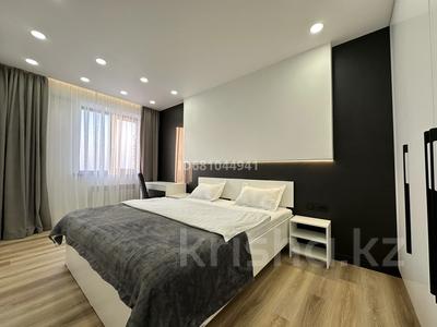 3-комнатная квартира, 100 м², 13/13 этаж посуточно, Толе би 189/3 — Жарокова за 50 000 〒 в Алматы, Алмалинский р-н