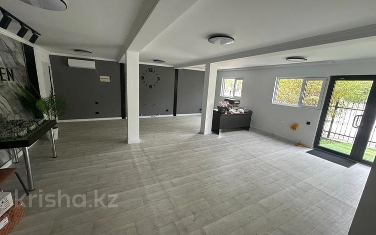 Еркін, кеңселер, дүкендер мен бутиктер, қоймалар, сұлулық салондары, медорталықтар мен дәріханалар, білім орталықтары, ойын-сауық, конференц-залдар, кабинеттер және жұмыс орындары, студиялар · 120 м², бағасы: 400 000 〒 в Конаеве (Капчагай) — фото 2