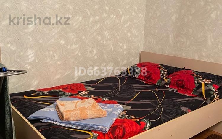 1-комнатная квартира, 39 м² по часам, Назарбаева 3 за 500 〒 в Усть-Каменогорске — фото 2