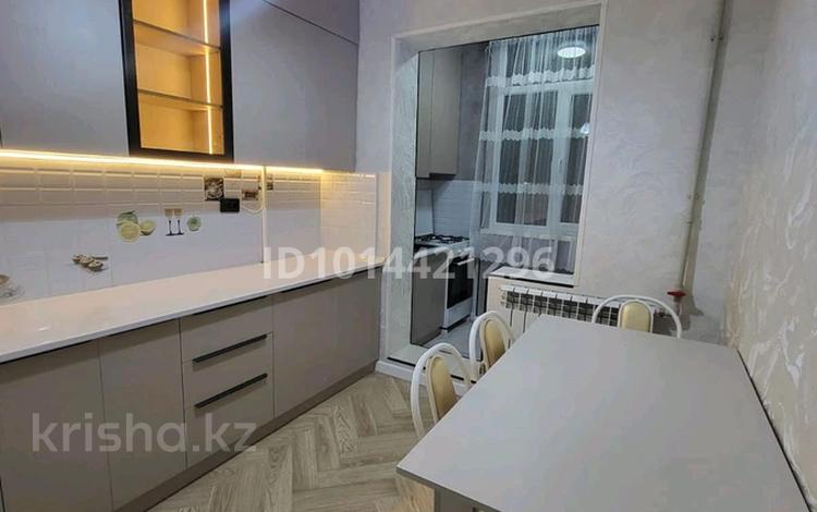 3-бөлмелі пәтер · 65 м² · 2/5 қабат, Алатау ш/а. 6, бағасы: 200 000 ₸ в Таразе, мкр Алатау — фото 2