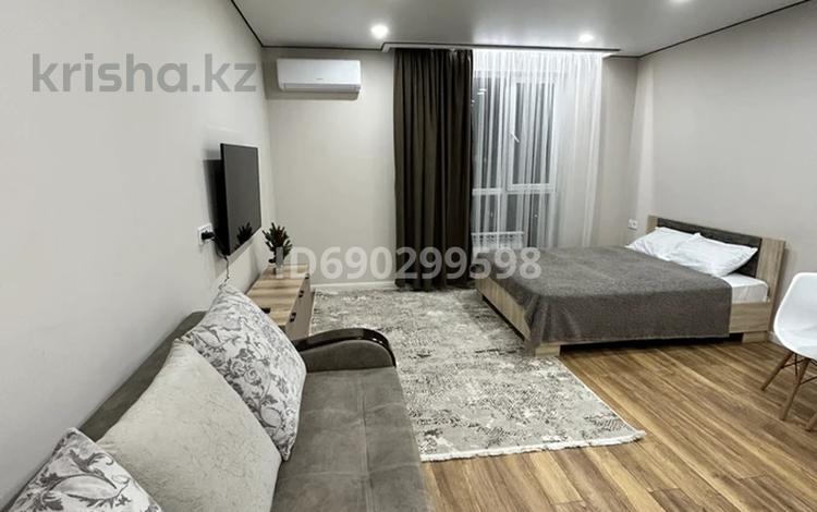 1-комнатная квартира, 33 м², 11 этаж посуточно, Жандосова 94А за 18 000 〒 в Алматы, Бостандыкский р-н — фото 2