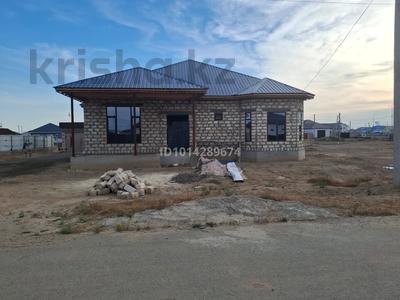 Отдельный дом · 7 комнат · 150 м² · 9 сот., мкр Кокарна, 1-я — Мекенжайы: Көкарна мөлтек ауданы, 1-көше (жолға тиіп тұр, алды асфальтталған, түнгі жарық шамдары бар). Үйдің өлшемі: 15 * 15 метр за 28 млн ₸ в Атырау