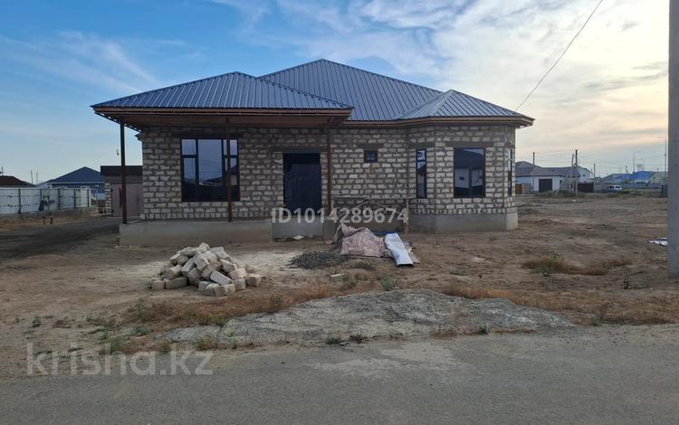 Отдельный дом · 7 комнат · 150 м² · 9 сот., мкр Кокарна, 1-я — Мекенжайы: Көкарна мөлтек ауданы, 1-көше (жолға тиіп тұр, алды асфальтталған, түнгі жарық шамдары бар). Үйдің өлшемі: 15 * 15 метр за 28 млн ₸ в Атырау — фото 3