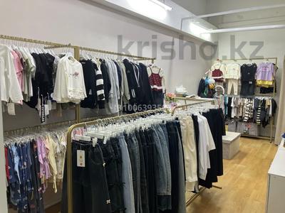 Продаётся действующий бутик детской одежды с товаром. · 20 м², бағасы: 1 млн ₸ в Караганде, Казыбек би р-н