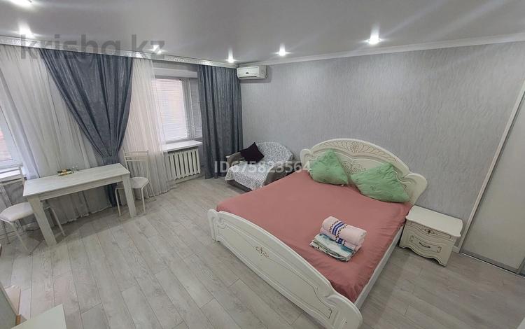 1-комнатная квартира, 31 м², 2 этаж посуточно, Абая 48 — Назарбаева за 12 000 〒 в Уральске — фото 2
