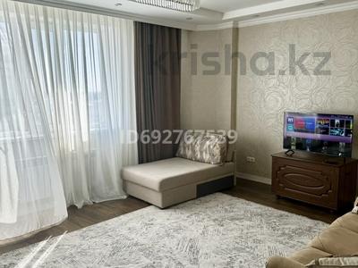 2-комнатная квартира, 80 м², 9/9 этаж помесячно, Валиханова 13 за 280 000 〒 в Атырау