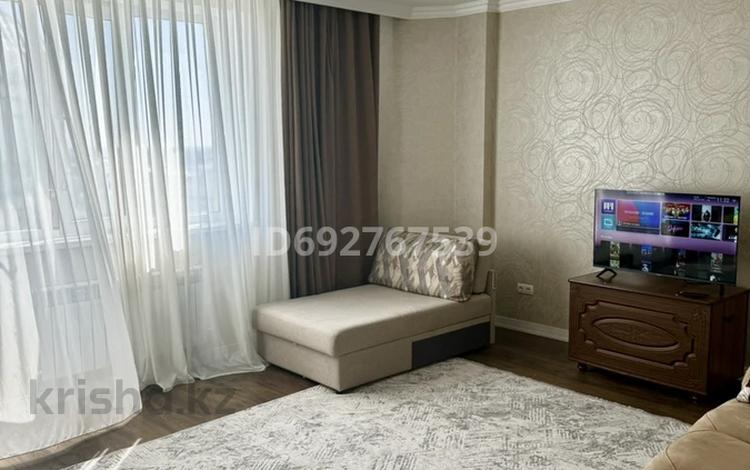 2-комнатная квартира, 80 м², 9/9 этаж помесячно, Валиханова 13 за 300 000 〒 в Атырау — фото 2