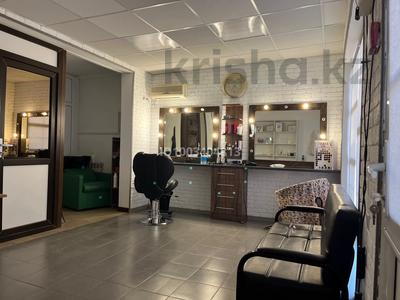 Салоны красоты, кабинеты и рабочие места, студии · 45 м² за 300 000 〒 в Атырау, мкр Центральный