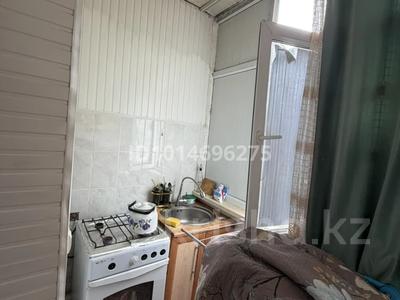 1-бөлмелі пәтер · 40 м² · 3/5 қабат, Акбулак ш/а. — Көшіп жаткансоң шашылып тұр)) супермаркет жакын садик бар 36 мектеп жакые Рыскулованың бойын терезе трассага карайды, бағасы: 12 млн ₸ в Таразе, мкр Акбулак