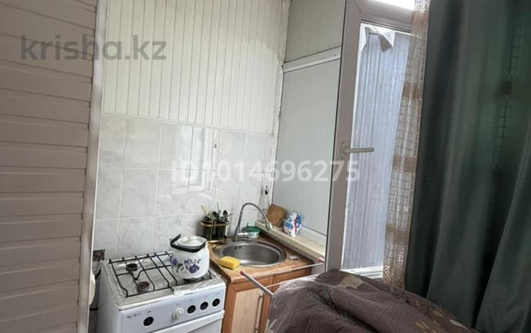 1-бөлмелі пәтер · 40 м² · 3/5 қабат, Акбулак ш/а. — Көшіп жаткансоң шашылып тұр)) супермаркет жакын садик бар 36 мектеп жакые Рыскулованың бойын терезе трассага карайды, бағасы: 12 млн ₸ в Таразе, мкр Акбулак — фото 3