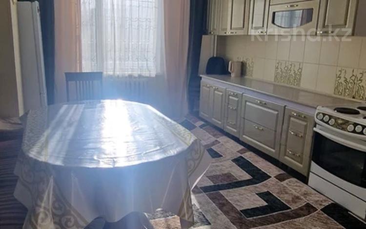 3-комнатная квартира · 100 м² · 1/9 этаж, мкр Юго-Восток, Шахтёров 31б за 30 000 ₸ в Караганде, Казыбек би р-н — фото 2
