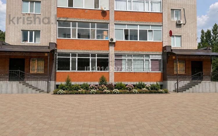 Офисы, магазины и бутики, общепит, салоны красоты, медцентры и аптеки, образование, развлечения · 312 м² за 95 млн ₸ в Актобе, мкр Жилгородок — фото 2