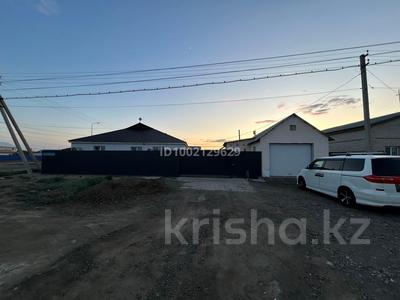 Отдельный дом · 4 комнаты · 100 м² · 10 сот., мкр Оркен, Сатана Шореева 42 за 25 млн 〒 в Атырау