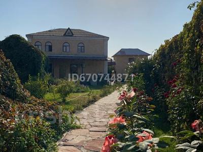 Жеке үй · 10 бөлме · 300 м² · 10 сот., 4-й микрорайон, Исаханова 7, бағасы: 100 млн ₸ в Шымкенте, Туран р-н