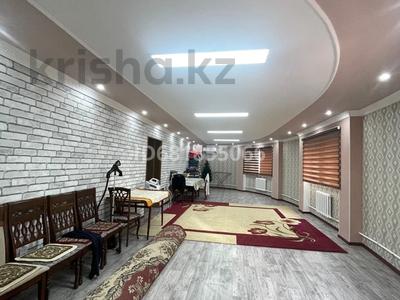 Отдельный дом · 8 комнат · 290 м² · 8 сот., Құмар Жұмағалиев 34 — Панфилов за 130 млн 〒 в Атырау, мкр Привокзальный-1