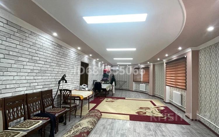 Отдельный дом · 8 комнат · 290 м² · 8 сот., Құмар Жұмағалиев 34 — Панфилов за 130 млн 〒 в Атырау, мкр Привокзальный-1 — фото 2