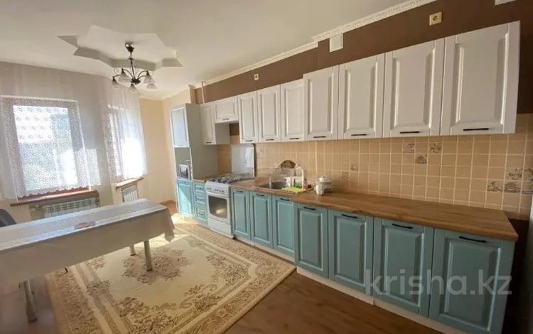 3-комнатная квартира, 120 м², 4/7 этаж помесячно, мкр. Батыс-2, Молдагуловой 50в