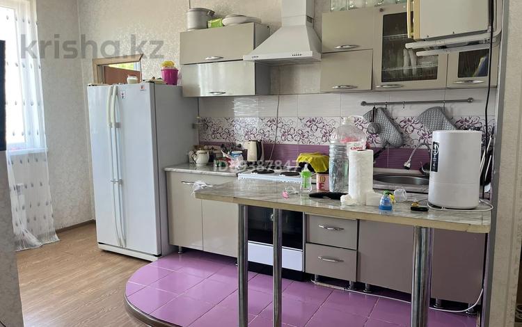 2-бөлмелі пәтер, 64 м², 2/5 қабат ай сайын, мкр Кокжиек 20 A, бағасы: 200 000 〒 в Алматы, Жетысуский р-н — фото 2