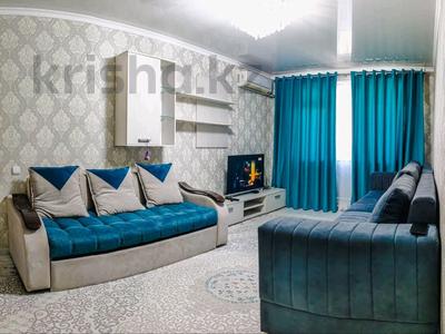 2-комнатная квартира · 60 м² · 2/5 этаж, 8-й микрорайон, 8-й микрорайон 58 — проспект республики. гостиница Шымкент за 10 000 〒 в Туран р-н