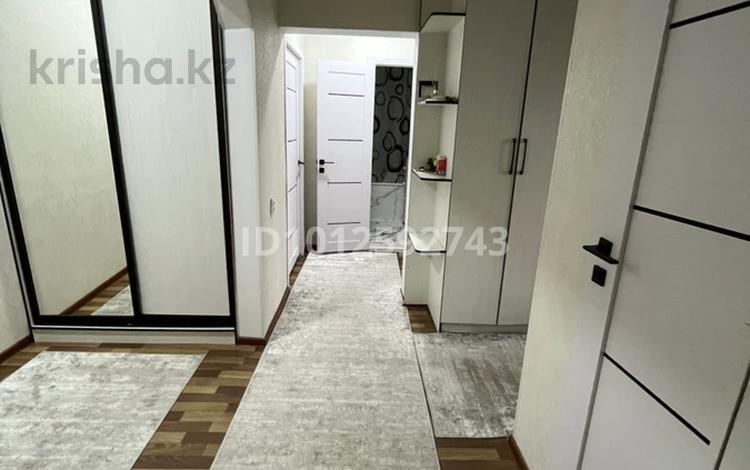 4-бөлмелі пәтер · 91 м² · 5/5 қабат, муратбекова 30а, бағасы: 26 млн ₸ в Талдыкоргане, мкр военный городок Жулдыз — фото 2