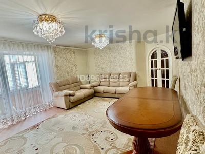 3-комнатная квартира, 100 м², 3/5 этаж, Победы 13 — Проспект Ауэзова и Иртышская за 36 млн 〒 в Семее