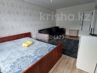 1-комнатная квартира, 35 м², 2/5 этаж посуточно, Утепова 5 за 8 500 〒 в Усть-Каменогорске