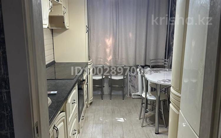 3-комнатная квартира · 65 м² · 3/5 этаж, Пришахтинск, 22й микрорайон 36 за 170 000 ₸ в Караганде, Алихана Бокейханова р-н — фото 2