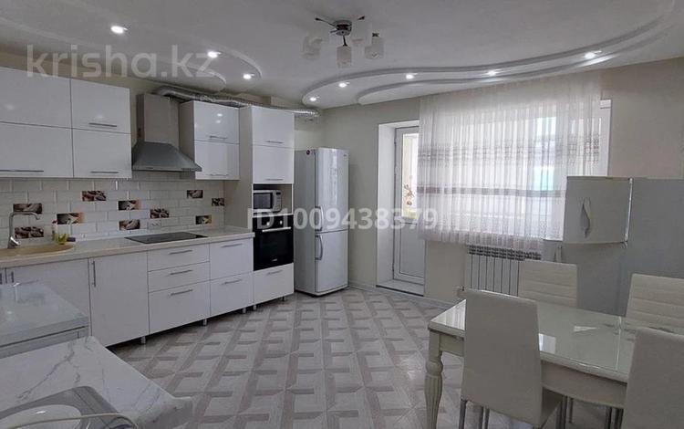 4-комнатная квартира · 105 м² · 2/5 этаж, Есенберлина 5/2 — Дом находится за Областным акиматом. Рядом Дом Дружбы за 65 млн ₸ в Жезказгане — фото 2