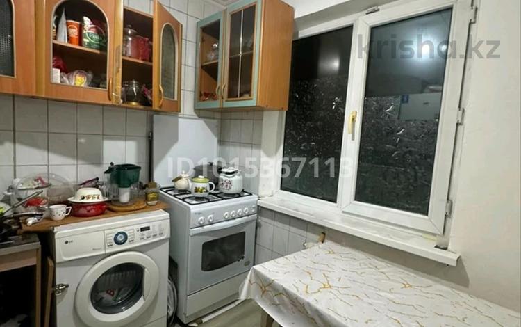 2-комнатная квартира · 45 м² · 4/4 этаж, мкр №3 5 — Пересечение Саина -Улугбека, развитая транспортная развязка позволяет добраться в любую часть города, но сам дом находится вдали от магистралей, панельный дом 1963 года, тёплая и сухая квартира без сврлсти, крыша не протекает, можно заселиться и жить без дополнительных вложений, поастиковые окная в балконе вместительный сухой шкаф, , во дворе близко продутовые магазины , удобная парковка, рядом школы, детские сады, аптеки, кафе, 9 минут до рынка Сары арка, , напоотив 3 микрорайона находится бизнес колледж, документы в порядке, всё остави, заходите и живите., рядом Нархоз и университет КазГАСА за 26.6 млн ₸ в Алматы, Ауэзовский р-н — фото 5
