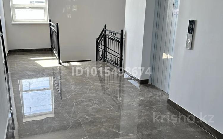 3-комнатная квартира · 136 м² · 9/9 этаж, Шарипова 6 за 76 млн ₸ в Атырау, мкр Жилгородок — фото 2