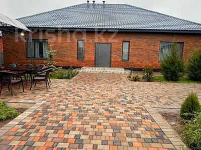 Отдельный дом · 5 комнат · 217.2 м² · 10 сот., мкр Жулдыз за 120 млн 〒 в Уральске