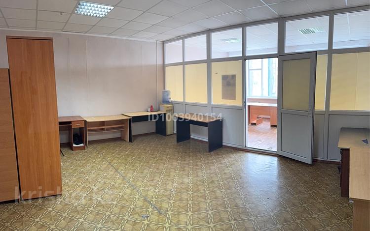 Свободное назначение, офисы, магазины и бутики, склады, азс, автосервисы и автомойки, общепит, салоны красоты, сельское хозяйство, бани, гостиницы и зоны отдыха, фитнес и спорт, медцентры и аптеки, образование, развлечения, конференц-залы, кабинеты и рабочие места, студии · 50 м² за 125 000 〒 в Актобе, мкр 5 — фото 2