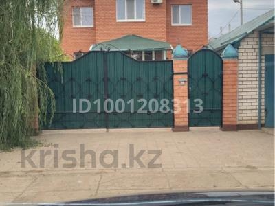 Тәулігіне жер үй мен саяжай жалға алу в Западно-Казахстанской обл.: Жеке үй · 5 бөлме · 300 м², Скоробогатова — Центральный рынок, бағасы: 60 000 〒 Жеке үй · 5 бөлме · 300 м², Скоробогатова — Центральный рынок, бағасы: 60 000 〒 в Уральске, мкр Школьник