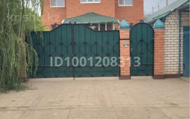 Дом · 5 комнат · 300 м², Скоробогатова — Центральный рынок за 60 000 〒 в Уральске, мкр Школьник — фото 2